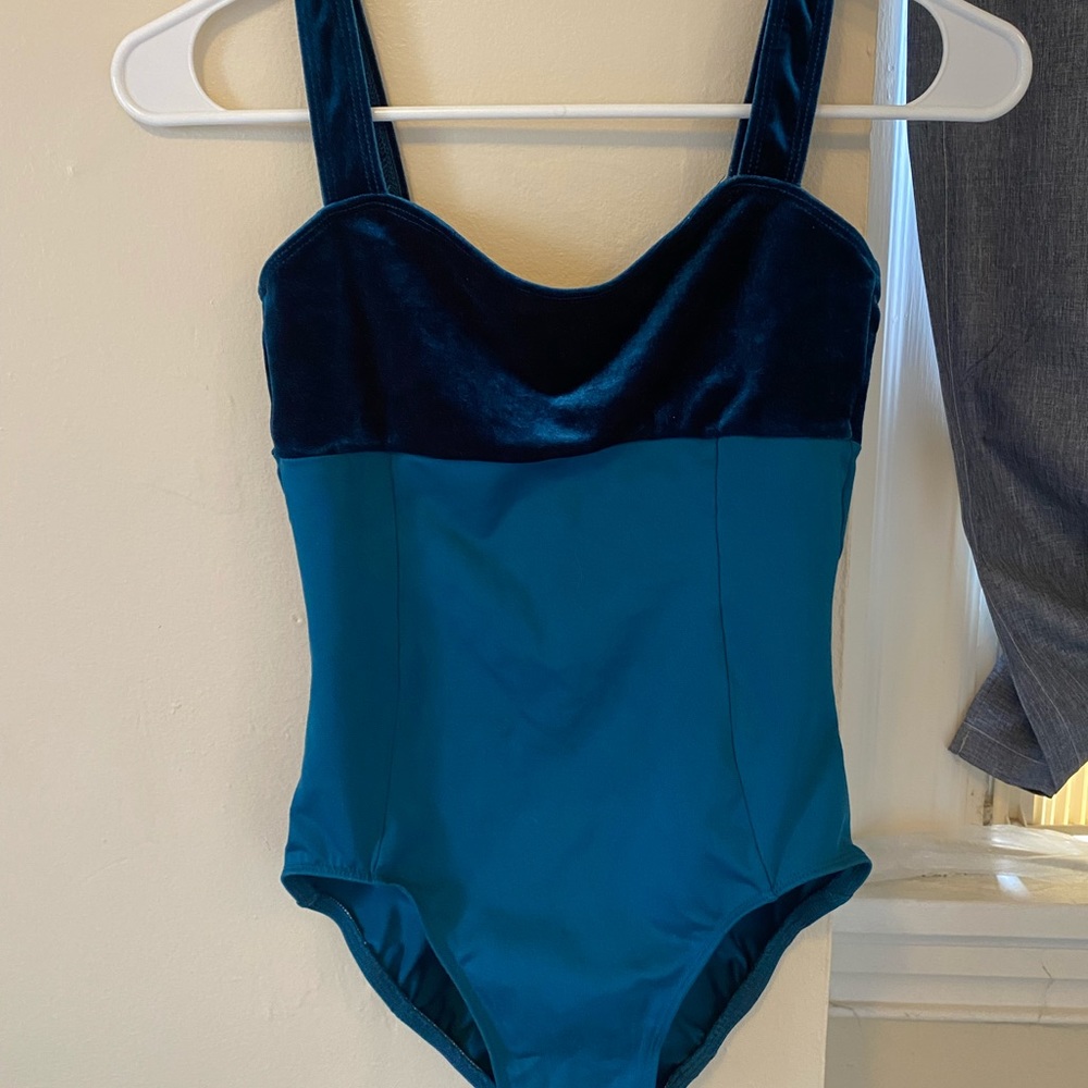 ainslie wear leo